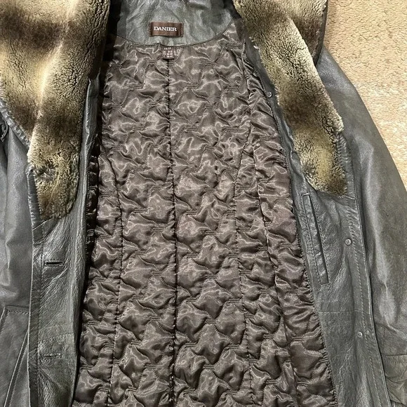 Danier XS insulated leather coat wit beautiful faux trim in great used condition - Picture 7 of 10